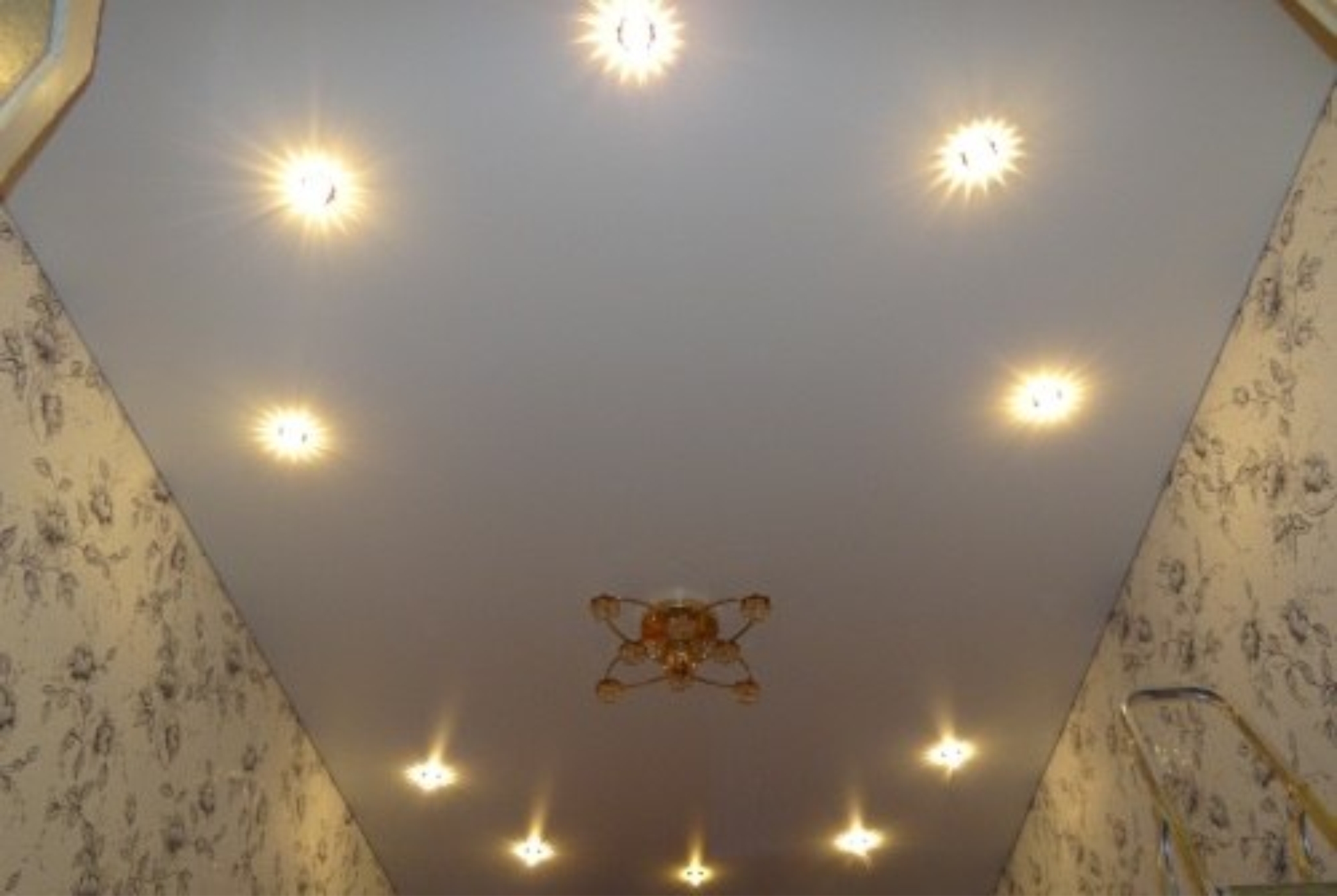 Одноуровневые натяжные потолки с точечными светильниками без люстры фото